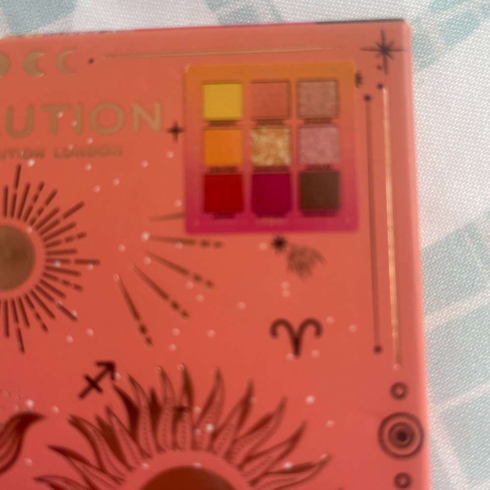 Revolution Fire Palette with Pink Cosmetic Set - Picture 9 of 14